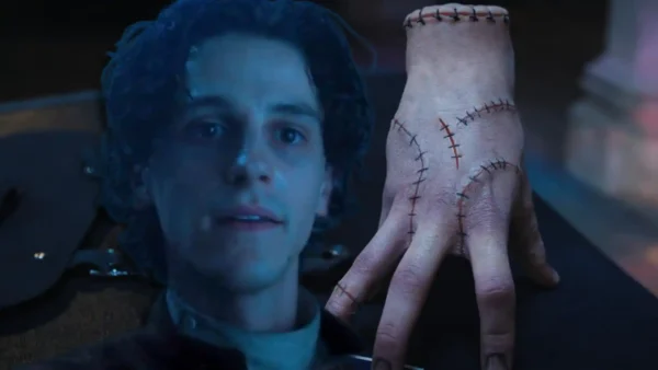 Origen de Dedos Addams: 'Merlina 2' revela su pasado