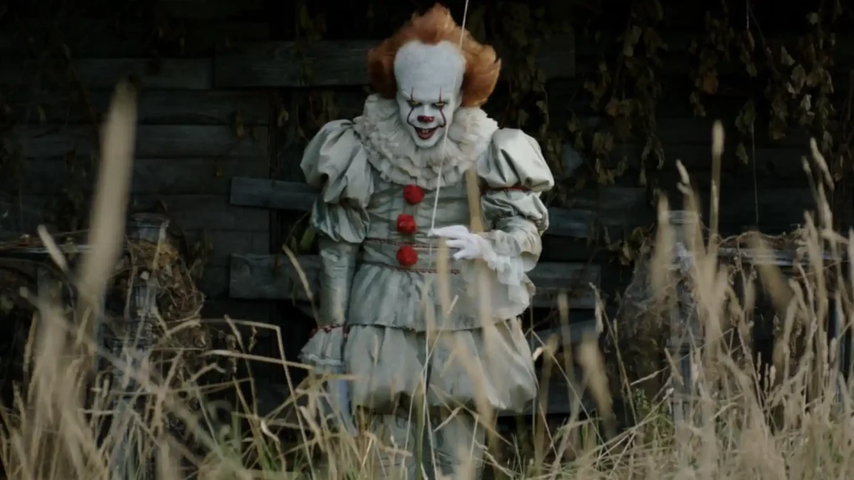 It: Bienvenidos a Derry: ¿Por qué no aparece Pennywise en el primer capítulo?
