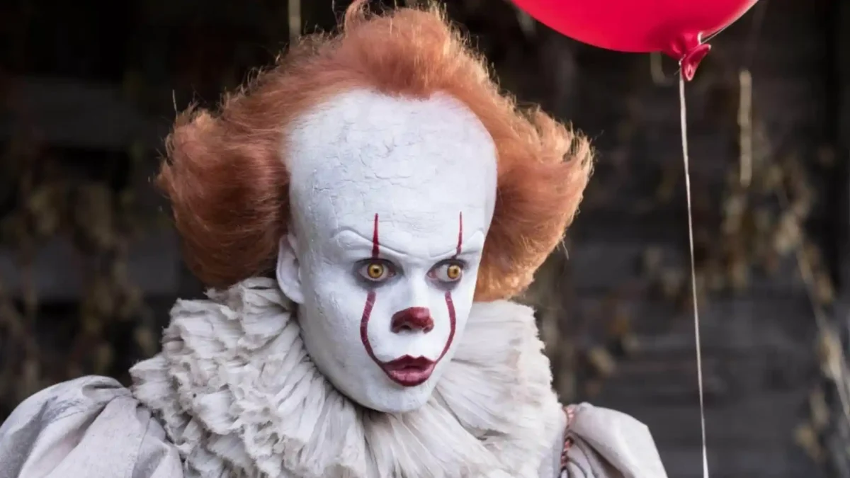 It: Bienvenidos a Derry: ¿Por qué no aparece Pennywise en el primer capítulo?