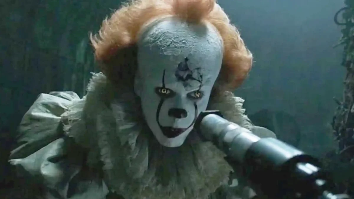 It: Bienvenidos a Derry: ¿Por qué no aparece Pennywise en el primer capítulo?