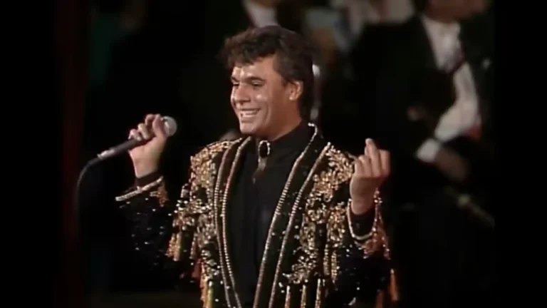 Juan Gabriel: ¿Quiénes fueron sus diseñadores? Estos fueron los genios detrás de su estilo 2 Juan Gabriel diseñadores: ¿Quiénes fueron los genios detrás de su estilo?
