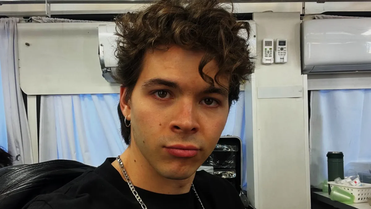Carlos en 'Timbiriche': ¿Quién es el actor que da vida al novio de Paulina Rubio en la serie de ViX?